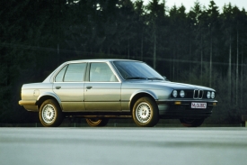 U BMW si šlo vybírat i z počtu dveří, na výběr byla dvoudveřová a čtyřdveřová verze.
