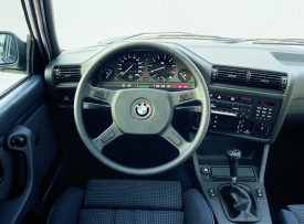 Interiér BMW je orientovaný na řidiče, který má vše důležité po ruce. Se zastaralou Ladou ho nejde srovnávat.