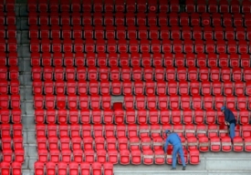 Nově budovaný stadion bude mít červené sedačky.
