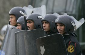 Egyptské jednotky střeží hraniční zeď s Gazou.