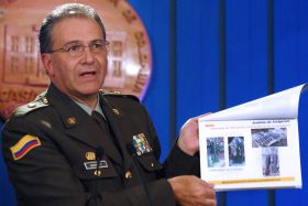 Důkazy. Kolumbijský šéf policie Nar a údajný absah Reysova počítače.