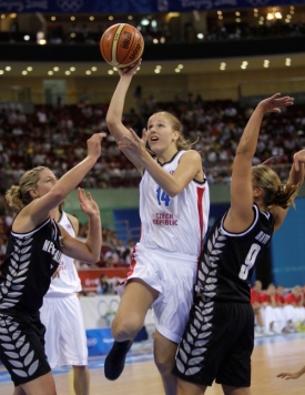 Česká basketbalistka Kateřina Elhotová v utkání s Novým Zélandem.