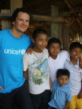 Hokejista Patrik Eliáš na návštěvě dětí v Belize.