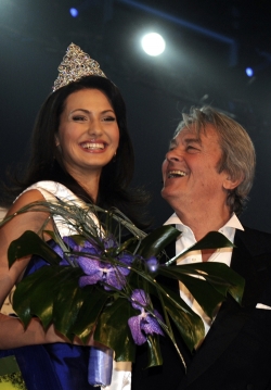 Nové České Miss 2008 Elišce Bučkové gratuluje k vítězství Alain Delon.