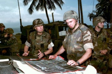 Vojáci USA cvičí ochranu fiktivní ambasády v Pacifiku (1997).