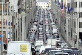 Dopravní zácpa v Bruselu, kde se v úterý jednalo o emisích