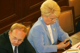Milada Emmerová na zasedání v parlamentu.