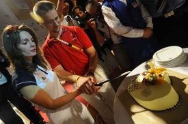 Manželé Emmonsovi krájí dort při oslavě v Českém domě.