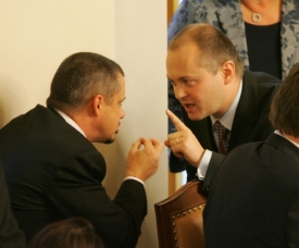 Jednání směmovny bylo plné emocí: na snímku dvojice Vidím-Hašek.