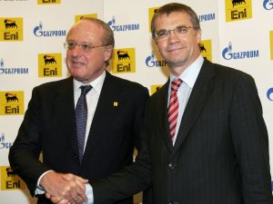 Viceprezident Gazpromu Alexandr Medveděv a předseda ENI Paolo Scaroni (vlevo)