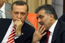 Turecký premiér Erdofan (vlevo) a prezidentský kandidát Gül