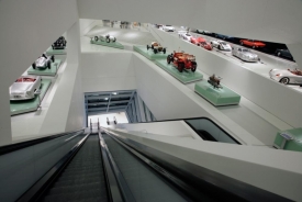 Muzeum má dvě úrovně, podzemní část s nadzemní spojují eskalátory.