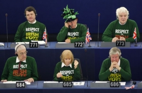 Eurosokeptici v parlamentu EU v zelených (irských) mikinách.