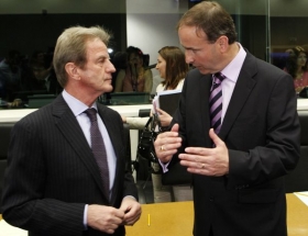 Ministři zahraničí Kouchner (Francie, vlevo) a Martin (Irsko).