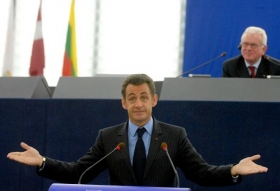 Sarkozy ve Štrasburku. Jako kdejaký Francouz je na tom bídně s jazyky.