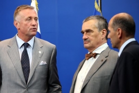 Premiér Topolánek, ministr Schwarzenberg a slovinský premiér Jansa.