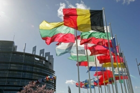 Vlajky před budovou EP ve Štrasburku.