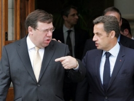 Francouzský prezident Sarkozy tlačí na irského premiéra Cowena.