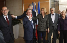 Diplomatické úsměvy. Delegace EU se členy izraelské vlády.