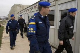 Evrop&scaron;t&iacute; policist&eacute; v kosovsk&eacute; Pri&scaron;tině.