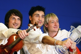 Dima Bilan (uprostřed) v&iacute;těz leto&scaron;n&iacute;ho ročn&iacute;ku Eurovision Song.