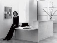 Také České centrum v New Yorku je minimalistické a strohé od poloviny 90. let, kdy je Eislerová zařídila.