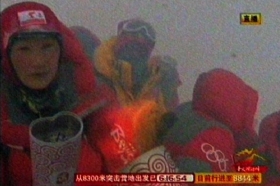 Na vrcholu Everestu v přímém televizním přenosu.