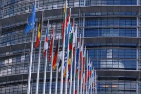Vlajky členských států EU před budovou Evropského parlamentu