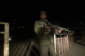 Afghánský voják střeží místo výbuchu.