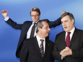 Velká gesta na summitu (ministr zahraničí Francie)? Jen pro fotografy.
