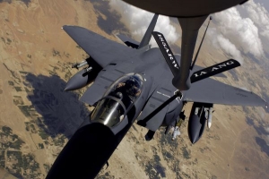 F-15E Strike Eagle tankuje nad afghánskou pustinou.