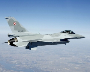 Polská stíhačka F-16. Poláci myslí, že jim je Američané prodali draho.