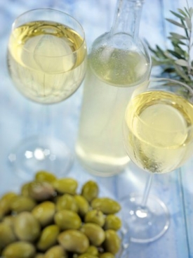 Retsina se nejčastěji podává jako aperitiv v typickým řeckým předkrmům.