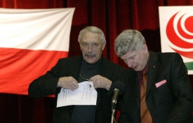 Dvojka eurokandidátky ČSSD Richard Falbr (vlevo) pracoval pro StB.