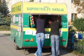 Vítejte v rumunské Vasluii. Místní fan shop v karavanu.