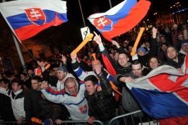 Slovenští fanoušci na náměstí SNP v Bratislavě.