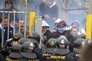 Policie před sektorem hostujícíh fanoušků z Ostravy.