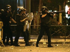 Policisté zasahují proti řádícím fanouškům v ulicích Madridu.
