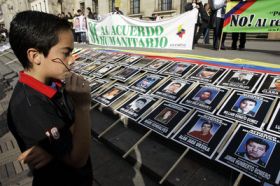 Fotografie vojáků a policistů, které unesl FARC