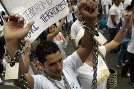 Statisíce Kolumbijců protestují proti FARC.