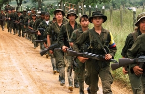 Povstalci z FARC na pochodu.