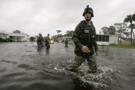 Národní garda pomáhá ve vesnici Lamplighter na Floridě.
