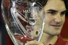 Roger Federer s trofejí pro vítěze.