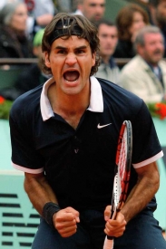 Roger Federer se raduje z vítězství nad domácím Monfilsem.