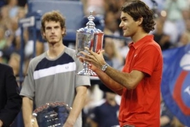 Vítězný Federer (vpravo) a zklamaný Brit Andy Murray.