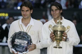 Roger Federer (vlevo) a Rafael Nadal.