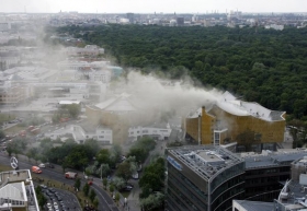 Požár berlínské filharmonie, v pozadí park Tiergarten.