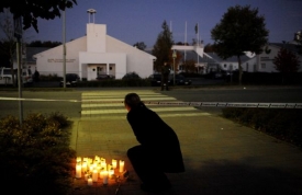 Zapálené svíčky pro oběti masakru. Před školou v Kauhajoki.