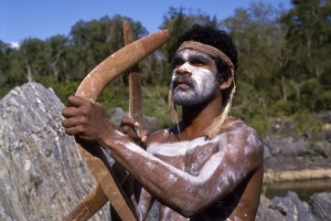 Aboriginec s bumerangem.