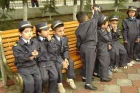 Děti v Baku si hrají na policisty s OBSE. Široké spektrum činnosti.